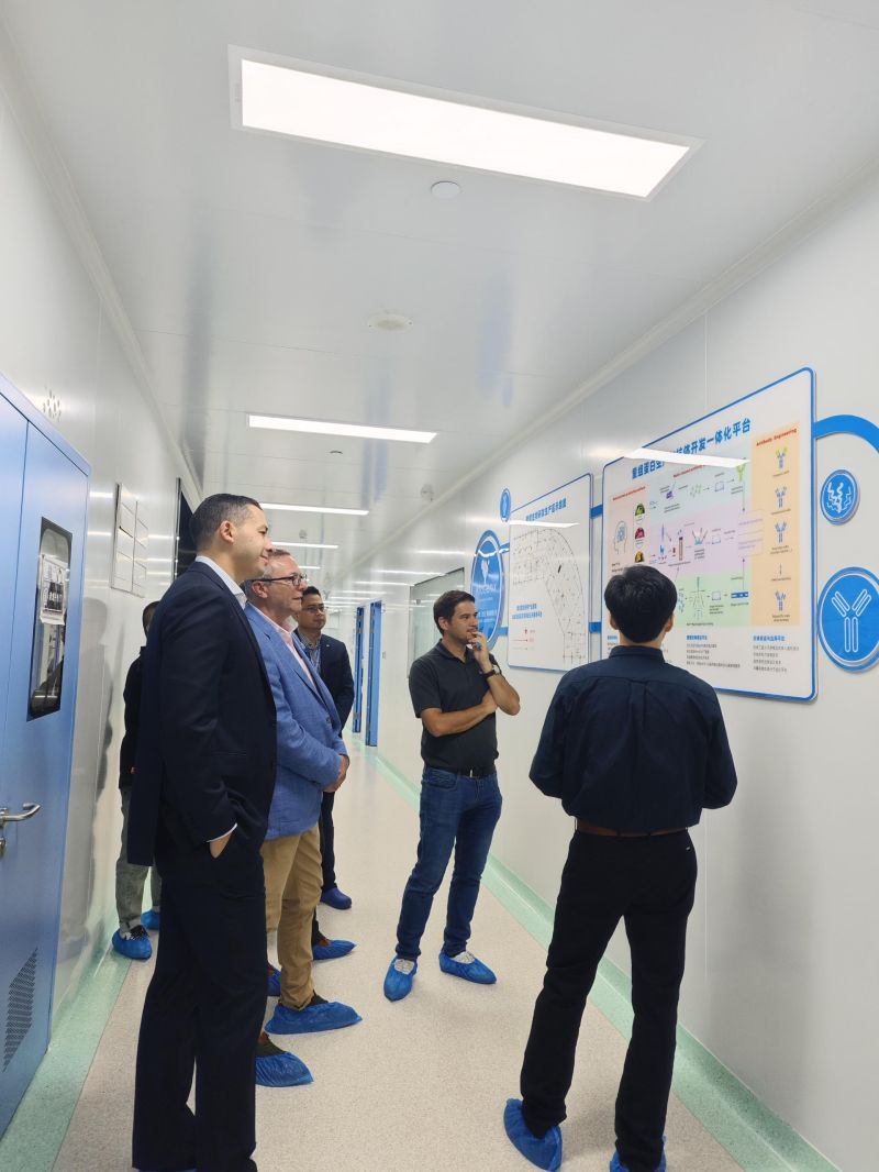 Showcasing AtaGenix's innovative antibody development technologies during the visit.